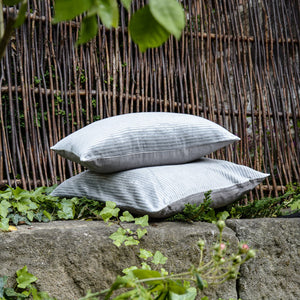 House Doctor Kissenbezug Pale Stripes grau - Kissenhülle aus Samt 30x50 cm