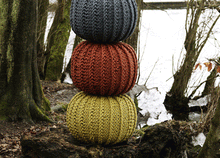 Broste Copenhagen Strick Pouf - Sitzkissen gestrickt in zimtrot