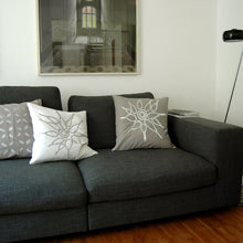 Broste Sofakissen Luisa in schlammgrau - Dekokissen 50x50 cm mit Silberdruck