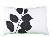 Kissen Leaf mit Blattmotiv in schwarz - 40x60 cm Baumwollkissen von broste