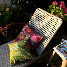 Baumwollkissen Bamboo Leaf in lila - schönes Sofakissen in 50x50 cm fair trade