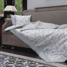 Peppa Grace Plaid Terrassa 150x200 cm - schöne Tagesdecke in weiß-hellgrau aus Baumwollsatin