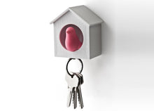 Schlüsselanhänger Spatz mit Haus in pink oder grün von Qualy