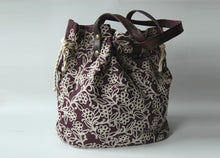 Bestickte Stofftasche in violett von Pete + Sally