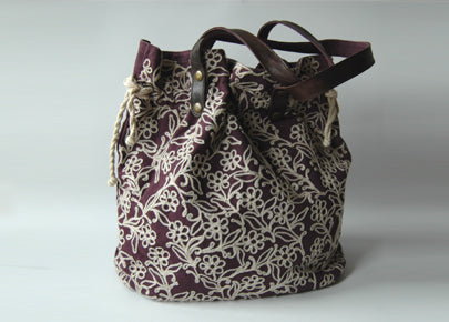Bestickte Stofftasche in violett von Pete + Sally