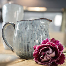 Broste Milchkännchen Nordic aus Steingut in grau-blau Tönen