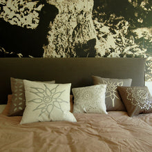 Broste Sofakissen Luisa in schlammgrau - Dekokissen 50x50 cm mit Silberdruck