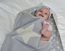 Fussenegger Puckedecke mit Kapuze aus Baumwolle - Babydecke grau made in Austria