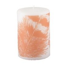 Broste Stumpenkerze Feather in orange - große weiße Kerze mit Banderole