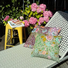 Baumwollkissen Thai Flower in grün - schönes Dekokissen in 50x50 cm fair trade