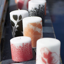 Broste Stumpenkerze Feather in orange - große weiße Kerze mit Banderole