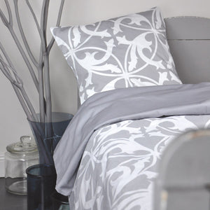 Peppa Grace Plaid Vigo 150x200 cm - schöne Sofadecke in grau-weiß aus Baumwollsatin