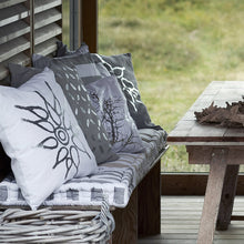 Broste Sofakissen Luisa in schlammgrau - Dekokissen 50x50 cm mit Silberdruck