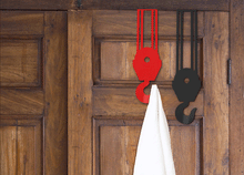 Crane wall hooks - zwei coole Türhaken von Kikkerland in schwarz und rot