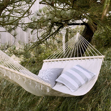 Broste Sofakissen Luisa in schlammgrau - Dekokissen 50x50 cm mit Silberdruck