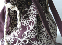 Bestickte Stofftasche in violett von Pete + Sally