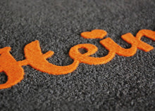 Schöne Fußmatte Heimat - Fußabstreifer in braun mit Spruch orange geflockt