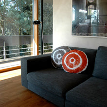 Rundes Kissen ø 50 cm mit Batikmotiv in zimtrot von broste Copenhagen