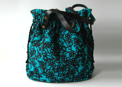 Bestickte Stofftasche in türkis von Pete + Sally