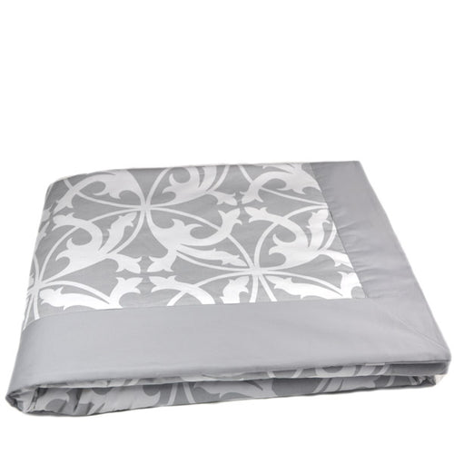 Peppa Grace Plaid Vigo 150x200 cm - schöne Sofadecke in grau-weiß aus Baumwollsatin