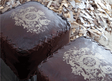 Drum stool golden crest von AU Maison - silberfarbener Hocker mit Leder bezogen