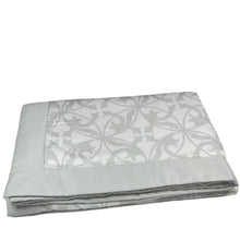 Peppa Grace Plaid Terrassa 150x200 cm - schöne Tagesdecke in weiß-hellgrau aus Baumwollsatin