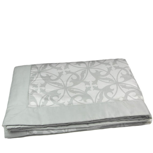 Peppa Grace Plaid Terrassa 150x200 cm - schöne Tagesdecke in weiß-hellgrau aus Baumwollsatin
