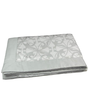 Peppa Grace Plaid Terrassa 150x200 cm - schöne Tagesdecke in weiß-hellgrau aus Baumwollsatin